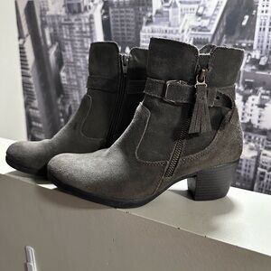 Olive Green Suede Booties, Earth Origins by Earth. Size 7